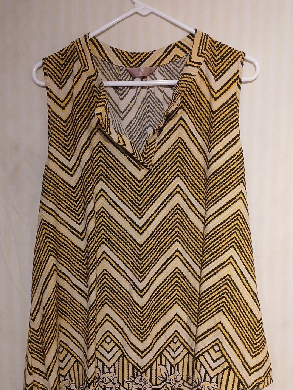 SJS Chevron V‑Neck Sleeveless Top in Yellow and Black